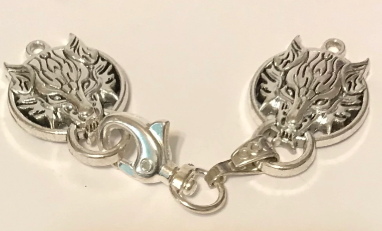 Cloak Clasp - Flat Wolf Cloak Clasp available in silver or gold.
